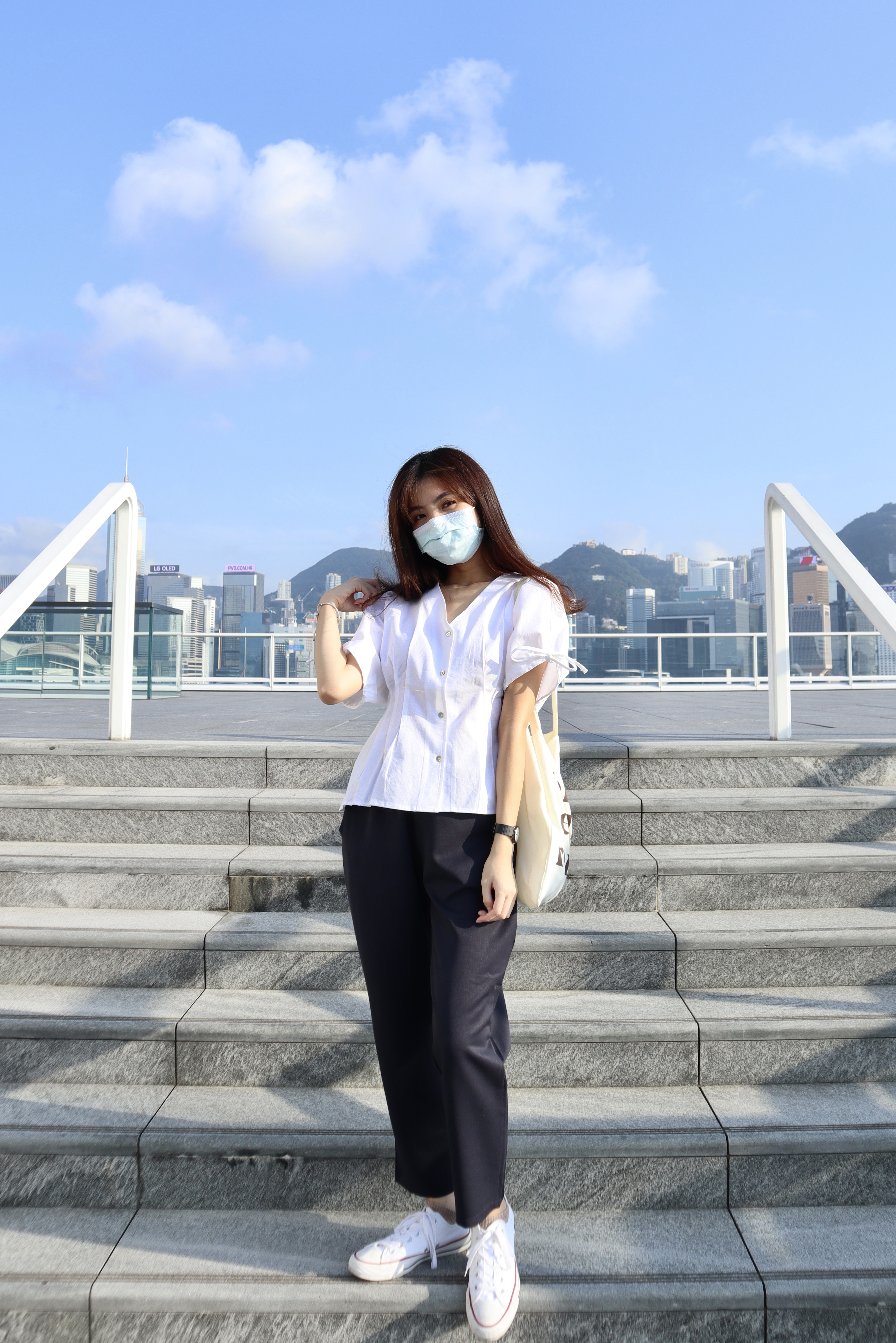 V領貝殼鈕上衣